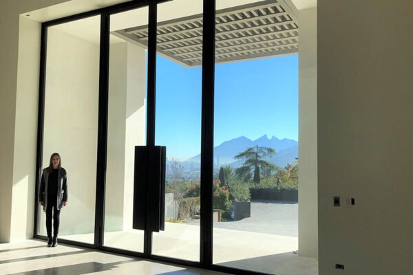 Junco-Residence-Solara-ARC-Low-Profile-Steel-Door-with-remote-access-Outdoor-Steel-Lighting-Fixture-(1)